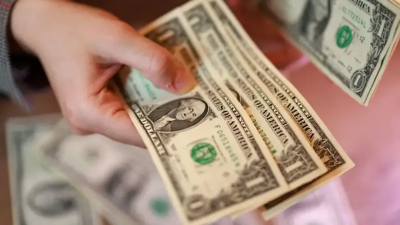 تذبذب سعر الدولار مقابل الدينار في السوق السوداء خلال تعاملات الجمعة